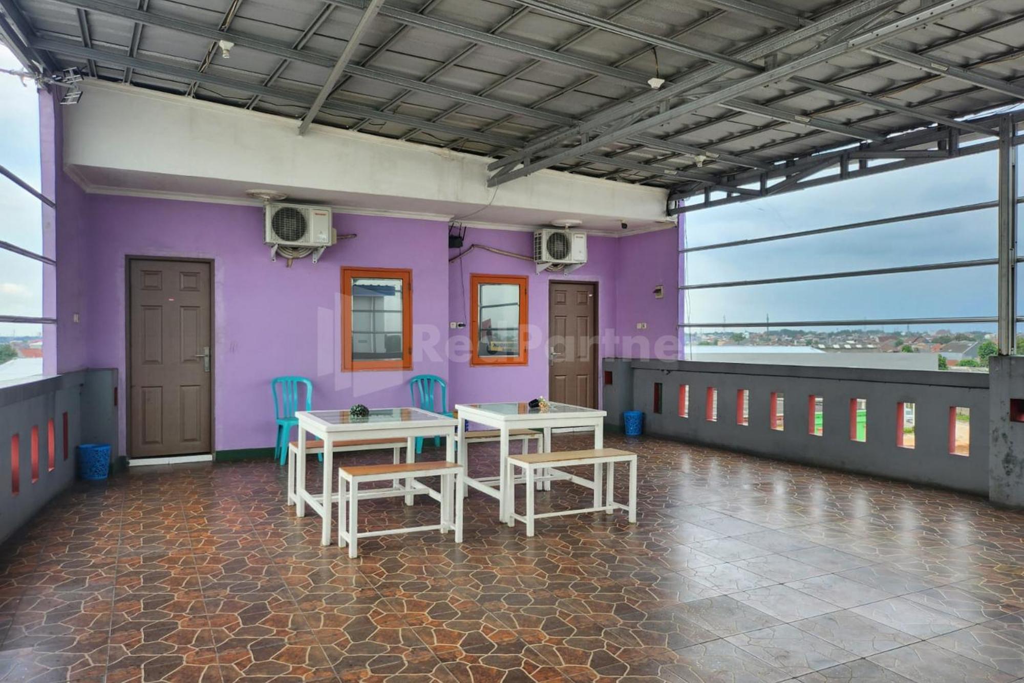 Puspita Homestay Mitra Reddoorz Bekasi Luaran gambar