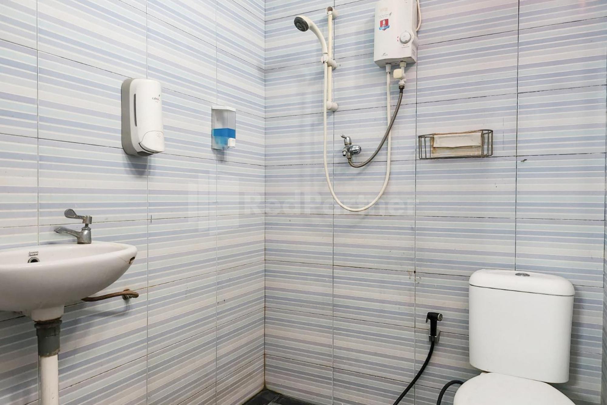 Puspita Homestay Mitra Reddoorz Bekasi Luaran gambar